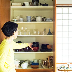 引田かおりさんの食器棚に並ぶ、鹿児島睦さんら作家さんの器 - 北欧