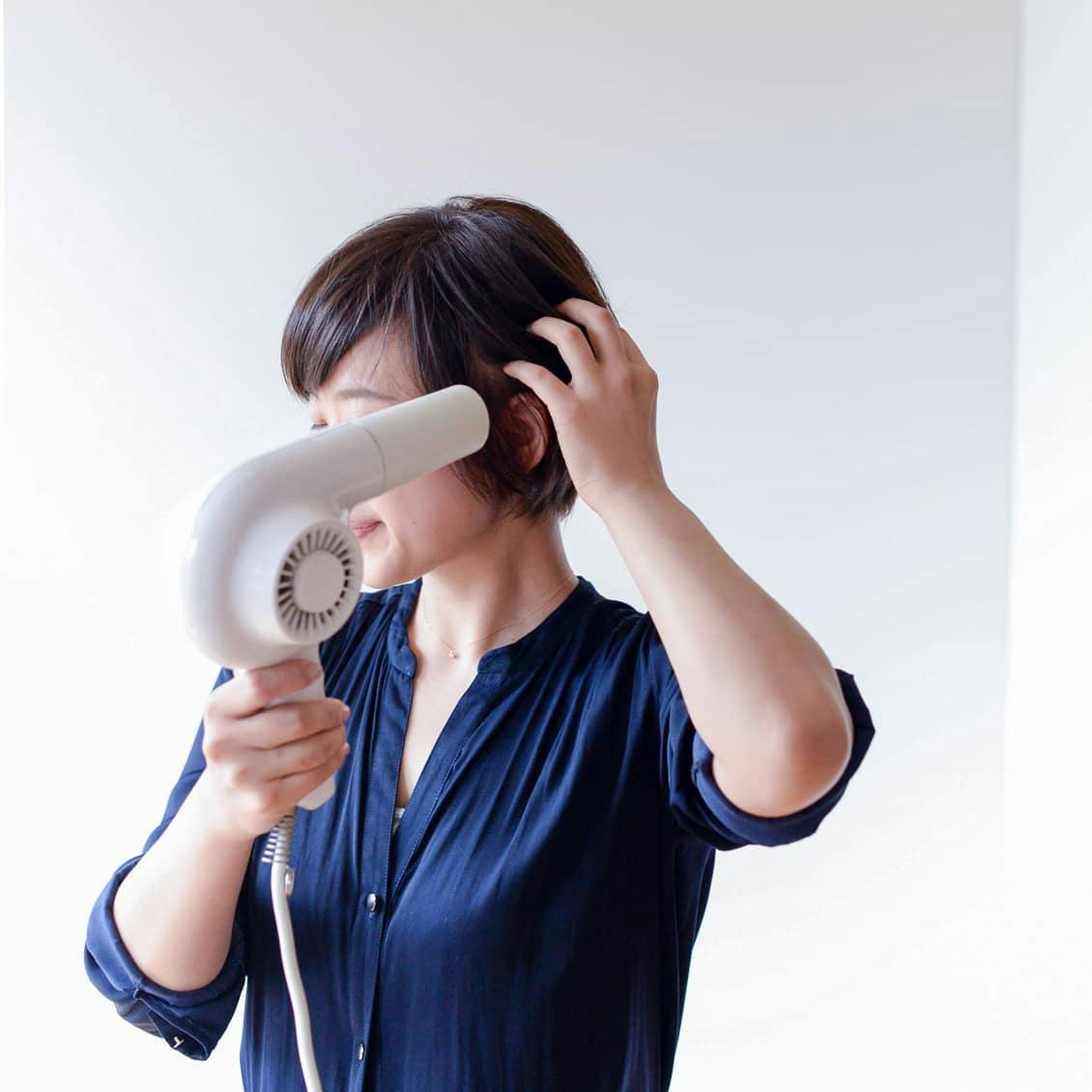 梅雨の湿気でうねり 広がる髪の毛対策はドライヤーで解決 北欧 暮らしの道具店