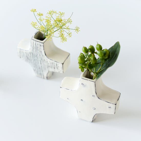 クロス型の花器 新商品】やわらかい白色に儚げに浮かび上がる、繊細な模様。陶芸