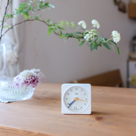 4段階アラームで寝坊知らず！インテリアにもなじむBRAUNの目覚まし時計