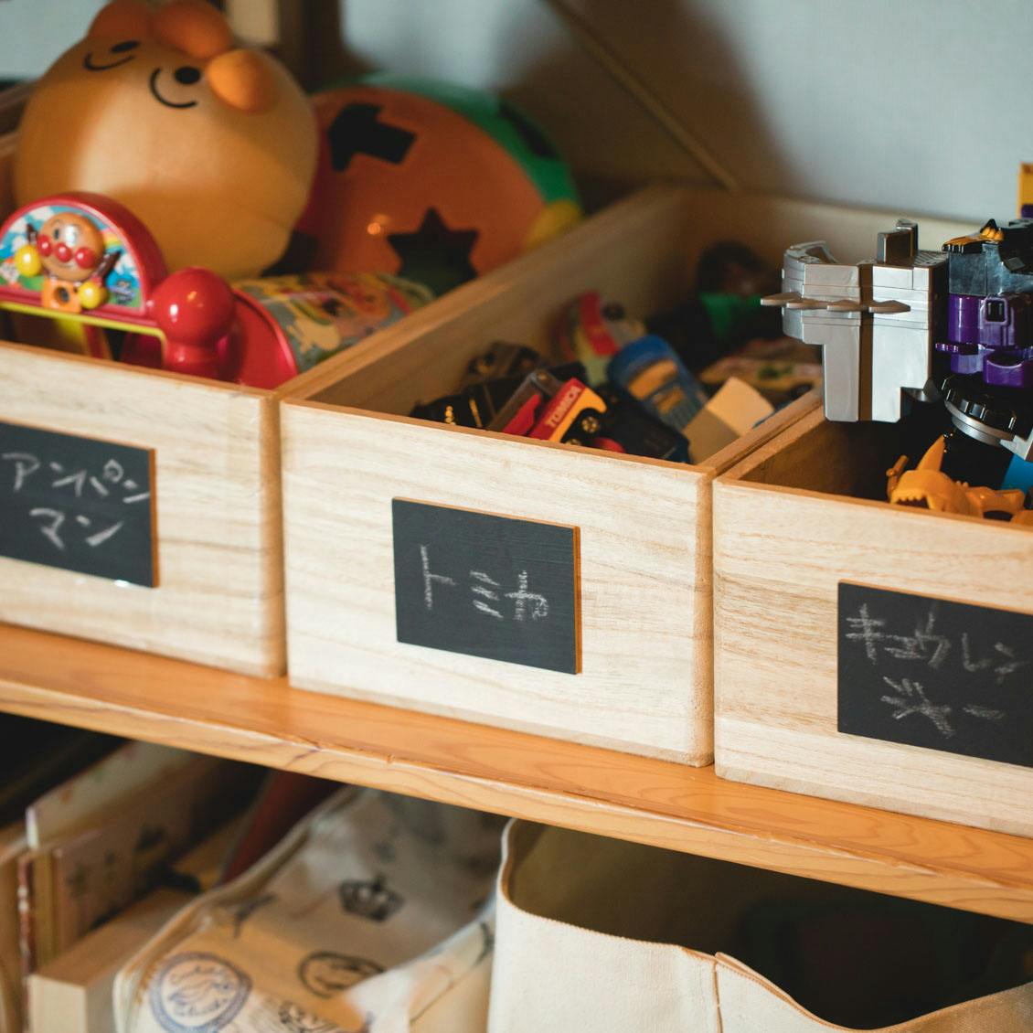 おもちゃの収納 棚とボックスで片付けやすくするプロのアイデア - 北欧