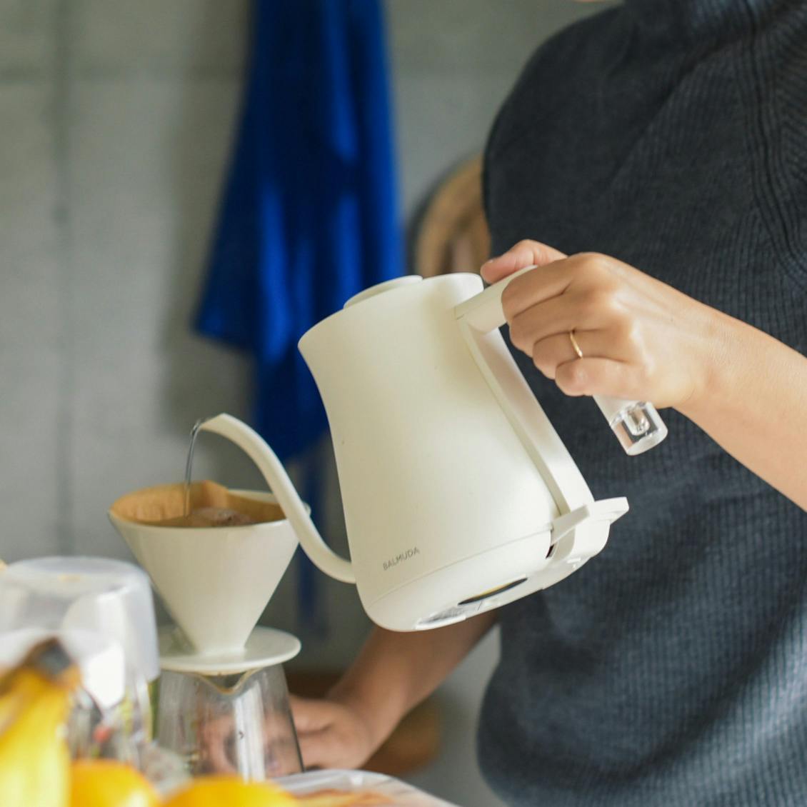 スタッフの愛用品】白い「電気ケトル」が、キッチンの頼れる相棒になり