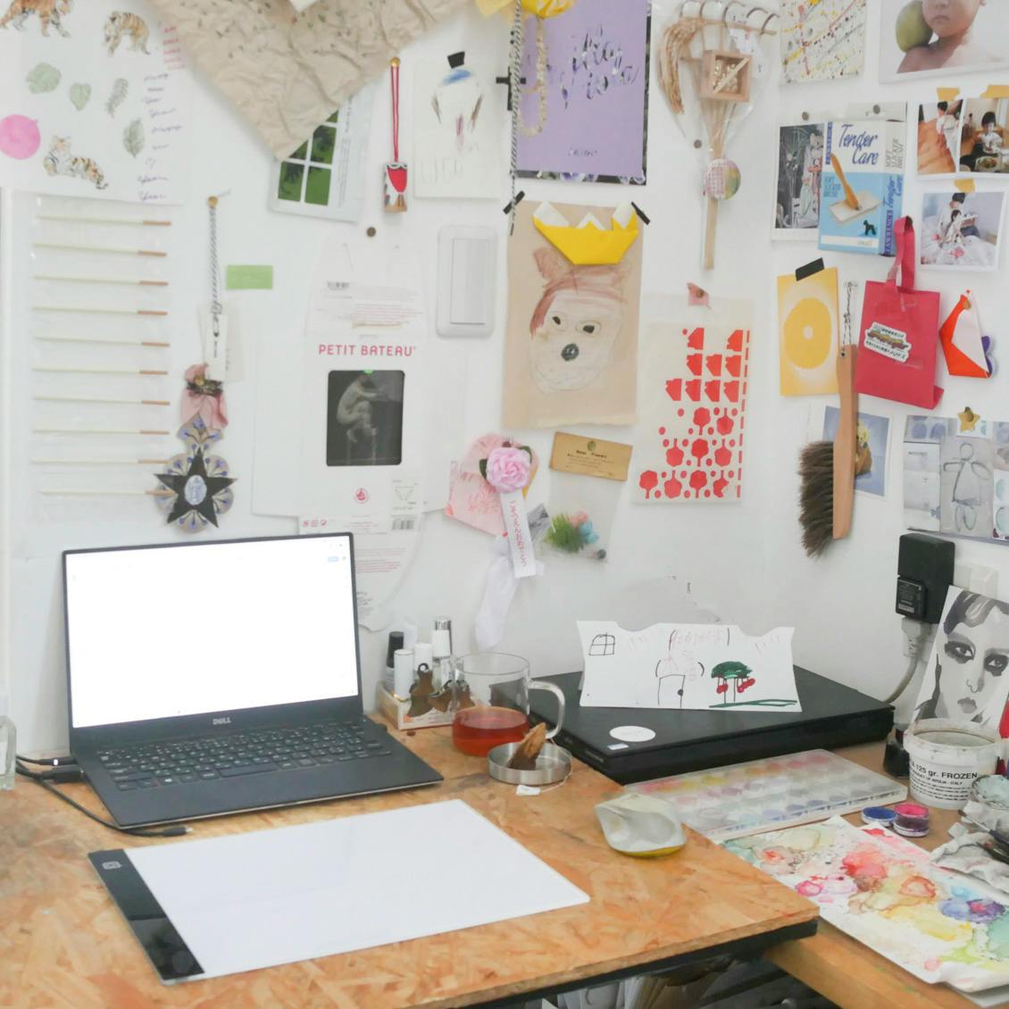 あの人のデスク事情】仕事のスイッチは「香水」。イラストレーターの