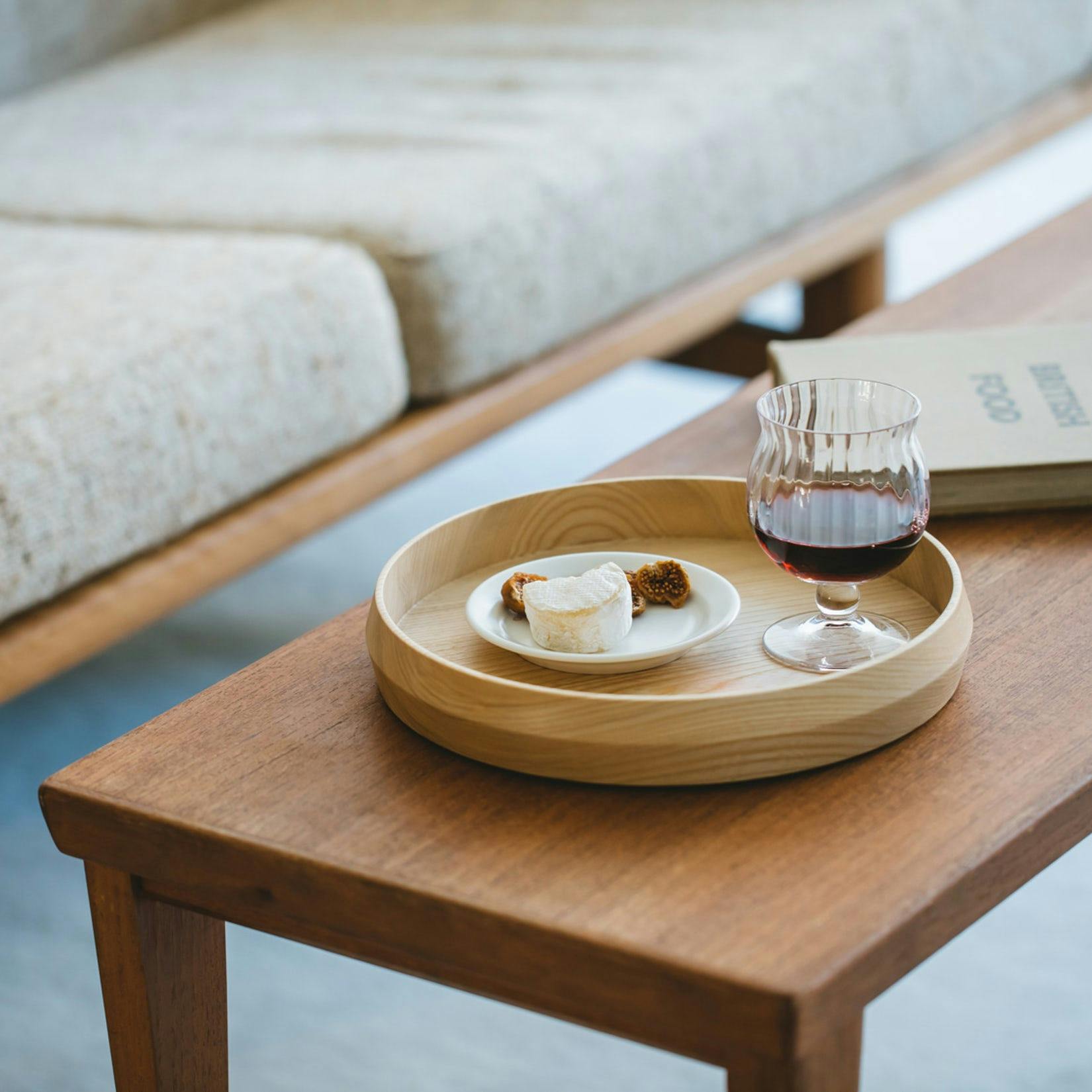 北欧暮らしの道具店 天然木の丸いお盆 約22.4cm 新商品】持ち運べる、わたしだけの居場所。天然木でつくった