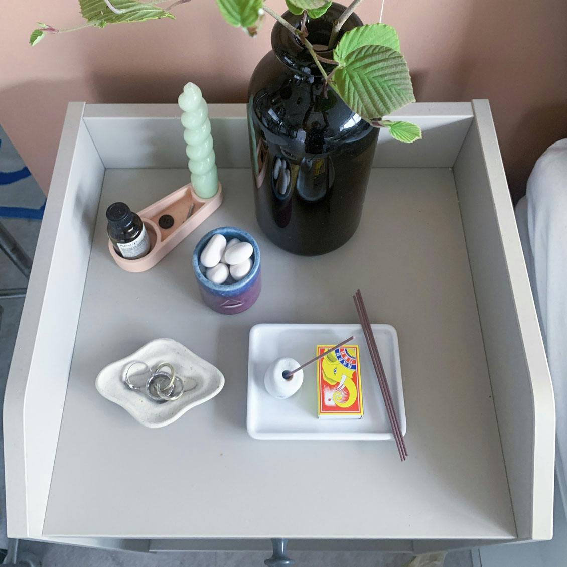 あの人のデスク事情】真っ白なワンルームを、カラフルな雑貨と花で彩っ