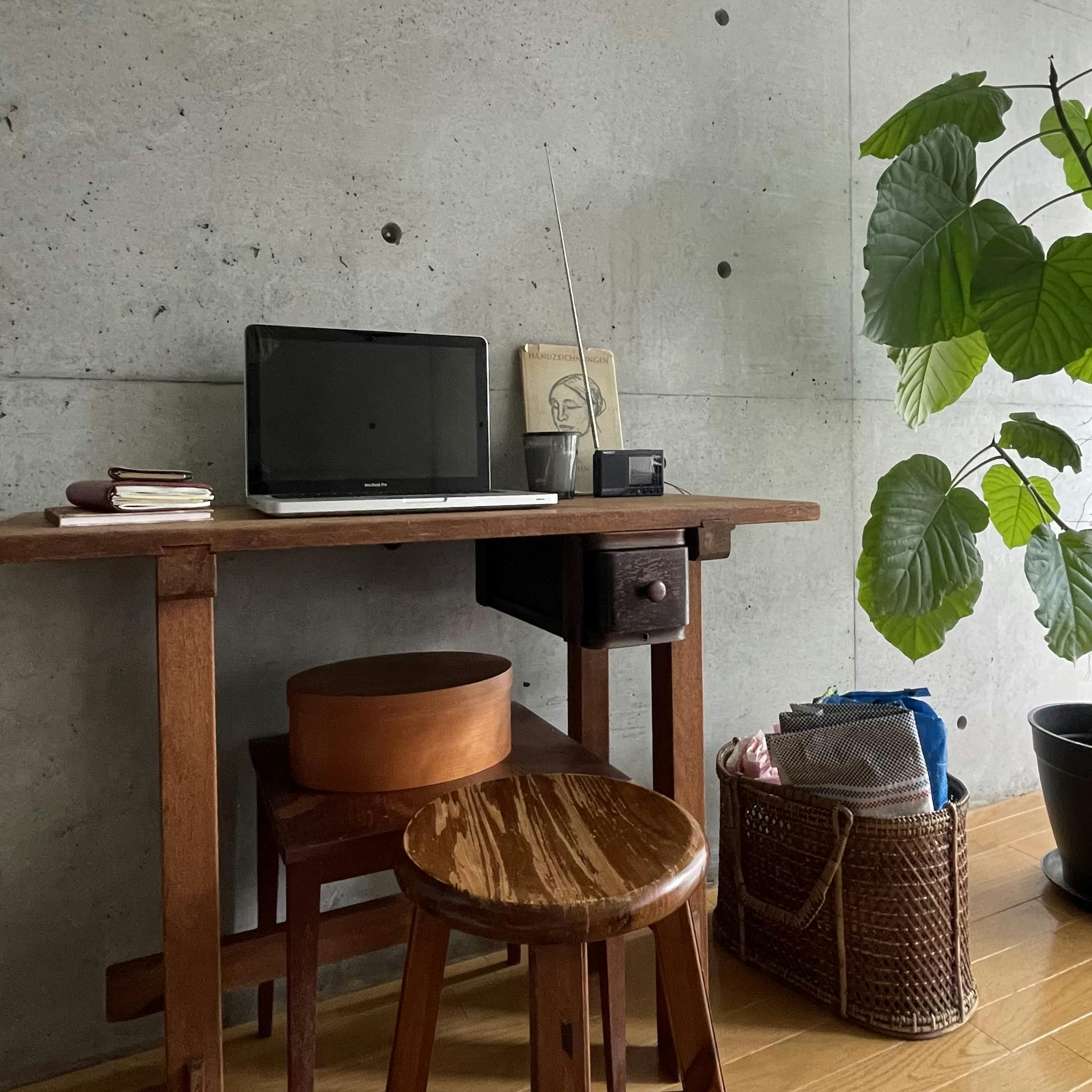 あの人のデスク事情】アンティーク机の下に、お気に入りのシェーカー