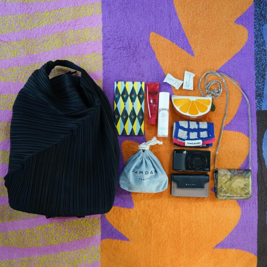 【あの人のバッグ】コスメもタオルも、ミニサイズが定番。厳選したお守りアイテムと快適なお出かけを - 北欧、暮らしの道具店