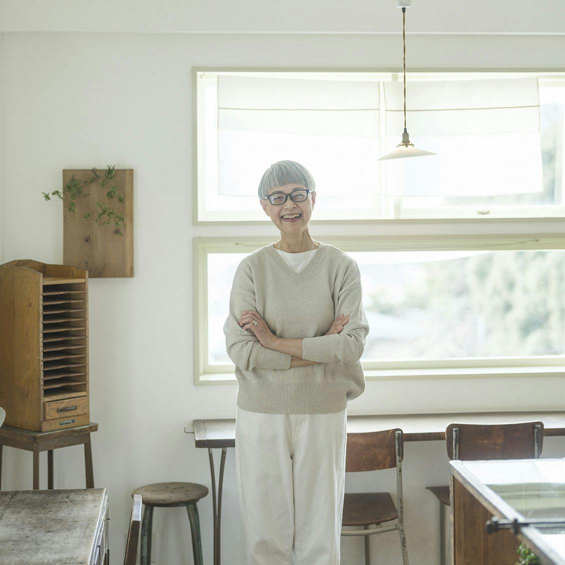 【あの人が着てみたら】いまの自分らしい着こなしを見つけたい。「Vネックのコットンニット」着回しコーデ（小和田妙子さん）