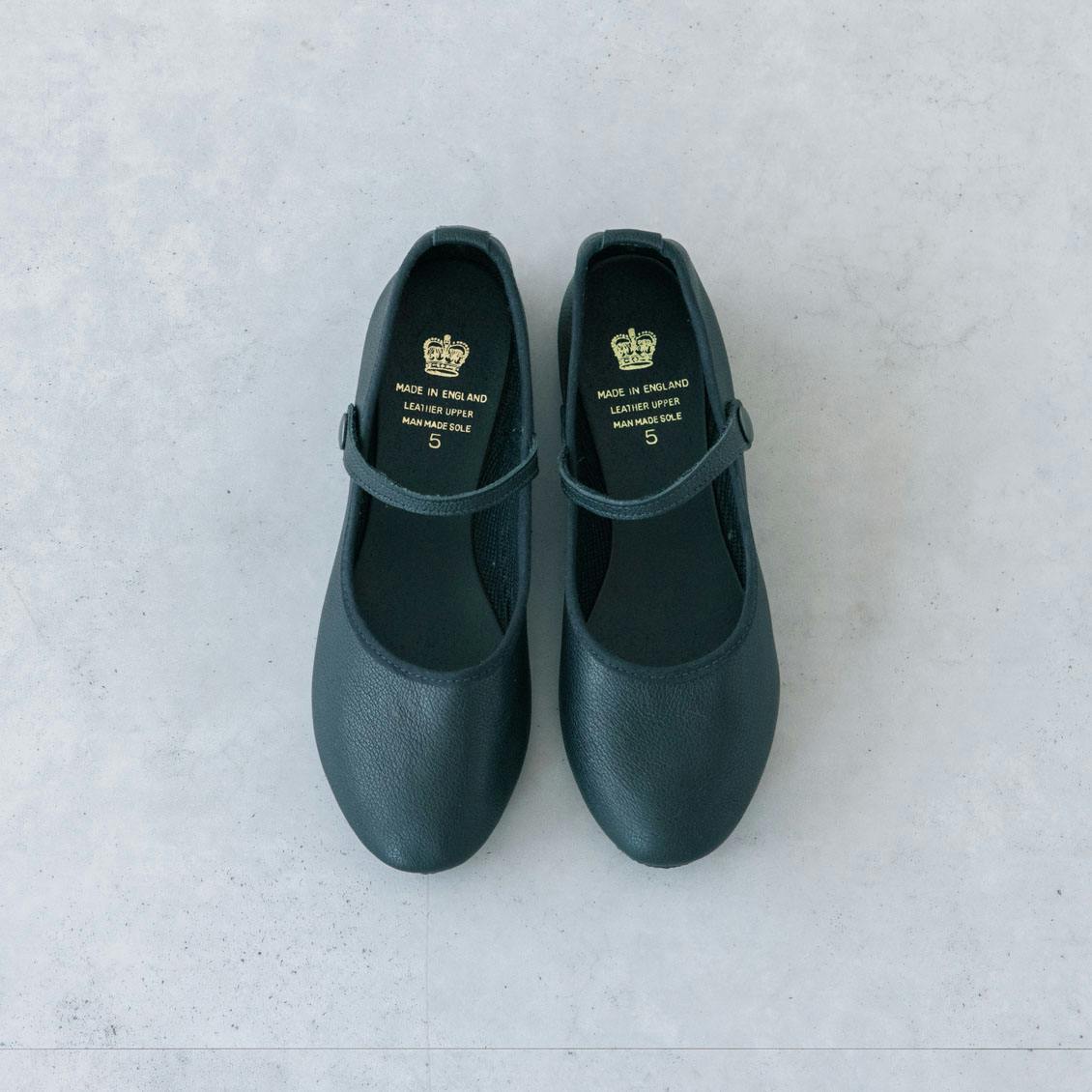 着用レビュー】3サイズ展開「CROWN」のストラップシューズを、スタッフ