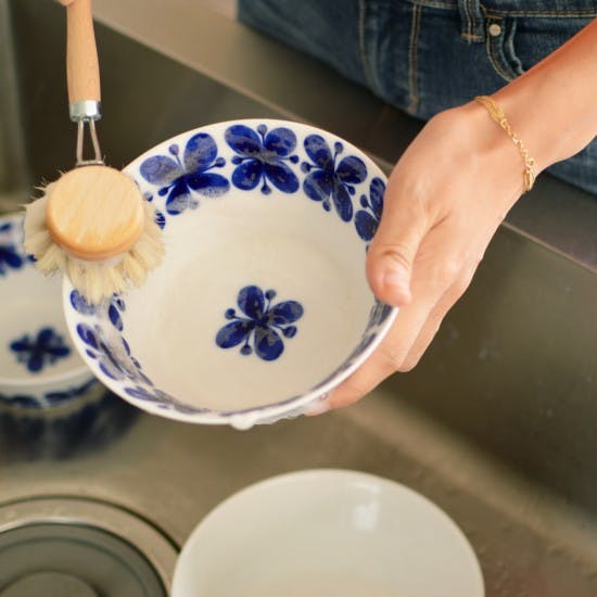 食器 を ブラシ で 洗う