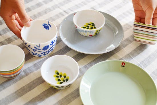 贈りものの食器の色えらびに迷っています」お客さま係がお答えします