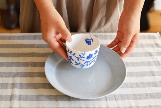 贈りものの食器の色えらびに迷っています」お客さま係がお答えします
