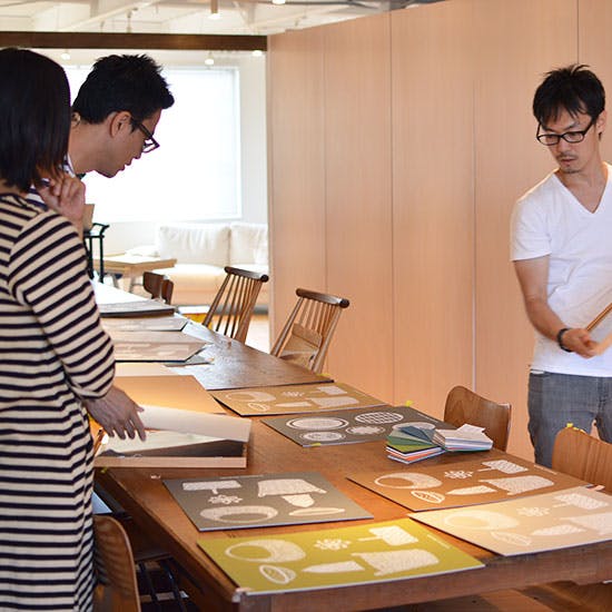 北欧、暮らしの道具店　6周年記念オリジナルポスター「北欧のかご」グレー額縁付き 北欧、暮らしの道具店 6周年記念オリジナルポスター「北欧のかご