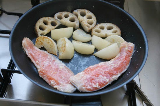 もう炊飯器いらず。土鍋炊飯で、30分でご飯とおかず5品を作る方法