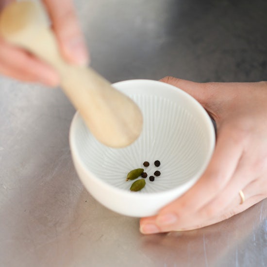 特集 お茶じかんをかこむもの Teatime02 小鍋でかんたん ホットスパイシーチャイ 北欧 暮らしの道具店 特集 お茶じかんをかこむもの Teatime02 小鍋でかんたん ホットスパイシーチャイ 北欧 暮らしの道具店