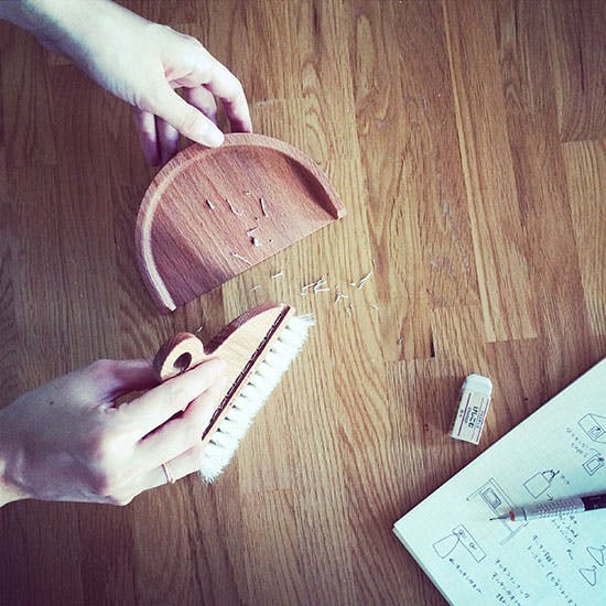 【スタッフの愛用品】イリス・ハンドバーク社のテーブルブラシセット 北欧、暮らしの道具店