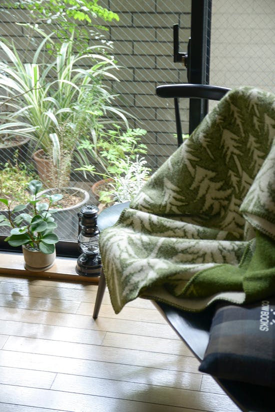 ブランケット特集】mina perhonenのブランケットがある、冬の風景