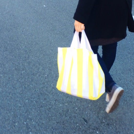 スタッフの愛用品 カバンはちょっと冒険したい キイロのしましまエコバック 北欧 暮らしの道具店