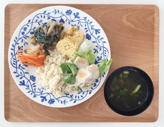 クラシコムの社員食堂 春の色合いが鍋の中に テーブルの上に 北欧 暮らしの道具店 クラシコムの社員食堂 春の色合いが鍋の中に テーブルの上に 北欧 暮らしの道具店