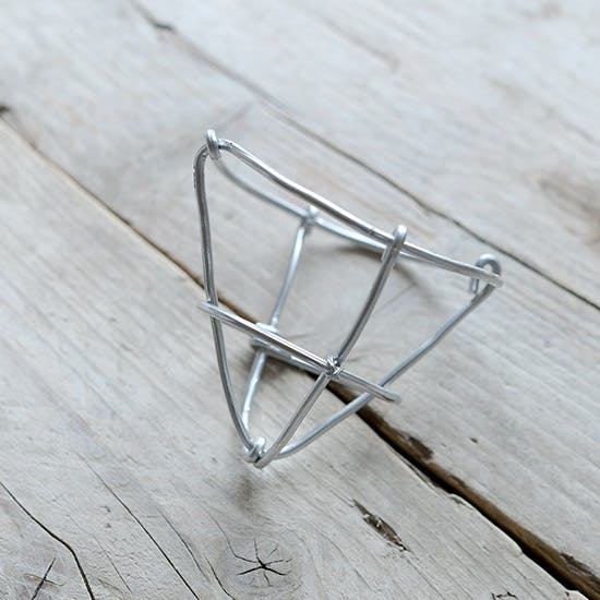 エアプランツの飾り方 ハンギングワイヤーの作り方と瓶選びのコツ 北欧 暮らしの道具店