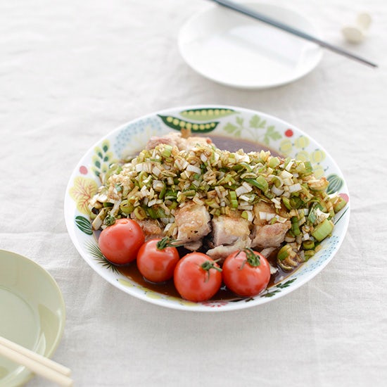 料理家さんの定番レシピ 薬味とハーブの夏おかず かんたん油淋鶏 ユーリンチー 北欧 暮らしの道具店 料理家さんの定番レシピ 薬味とハーブの夏おかず かんたん油淋鶏 ユーリンチー 北欧 暮らしの道具店