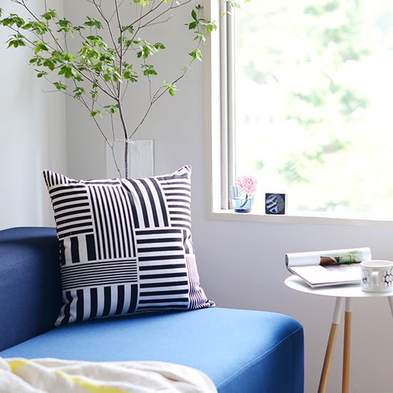 新商品】北欧テキスタイルのクッションカバーで、涼やかに模様がえ