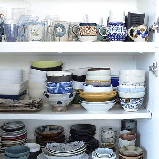 まとめて全部！定食屋さんの食器類全て出品します 旅でみつけた食器がずらり。食いしん坊の食器棚。 - 北欧、暮らしの道具店