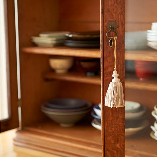 インテリア特集】エッセイスト柳沢小実さん宅 第5話：食器棚とうつわ