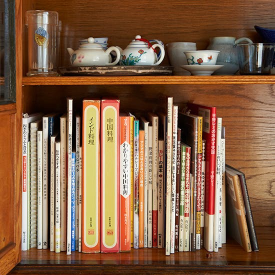 インテリア特集】エッセイスト柳沢小実さん宅 第5話：食器棚とうつわ