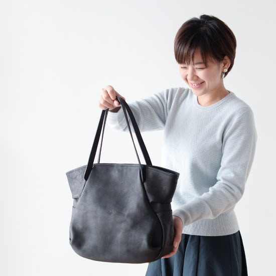 シンプルなだけじゃない 肩に掛けやすくてしなやかな 理想の定番レザートート 北欧 暮らしの道具店 シンプルなだけじゃない 肩に掛けやすくてしなやかな 理想の定番レザートート 北欧 暮らしの道具店