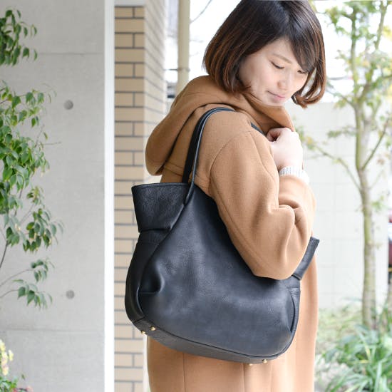シンプルなだけじゃない。肩に掛けやすくてしなやかな、理想の定番