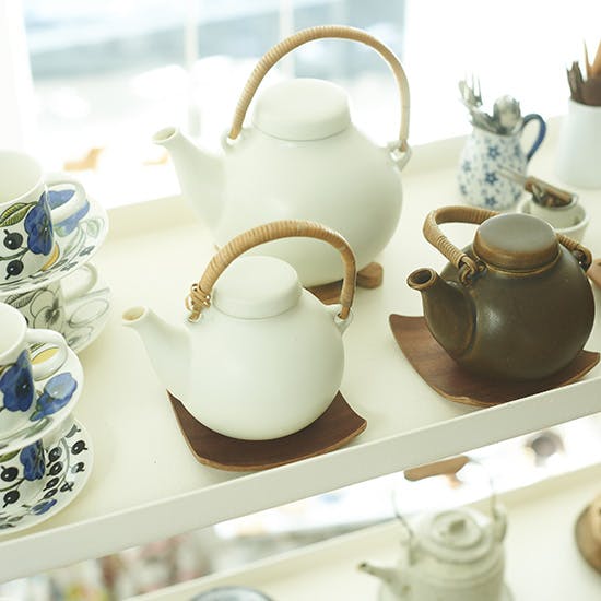 ヴィンテージの器がずらり！北欧テイストの食器棚 - 北欧、暮らしの道具店