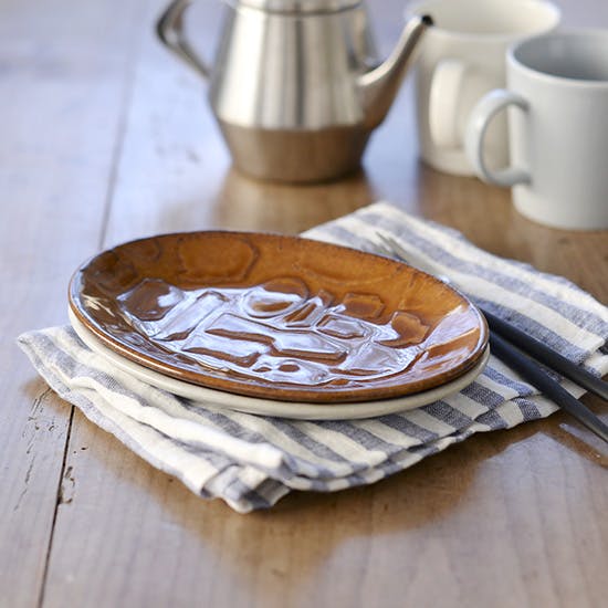 手仕事の温かみを感じる、暮らし道具の凸凹模様がならんだ益子焼の