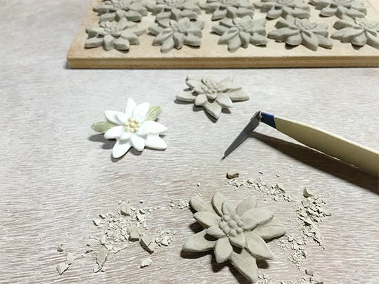 下川陽子さんのスノードロップのブローチです。 新商品】心にそっと響く小さなおしゃれAtelier Toneの陶器
