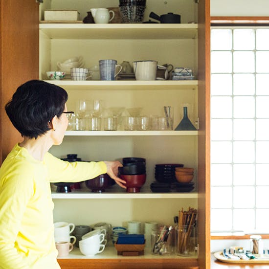 引田かおりさんの食器棚に並ぶ、鹿児島睦さんら作家さんの器 北欧、暮らしの道具店