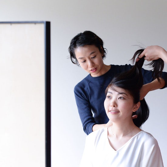 簡単まとめ髪とうまくいくポニーテール ロングヘアのアレンジ編 北欧 暮らしの道具店 簡単まとめ髪とうまくいくポニーテール ロングヘアのアレンジ編 北欧 暮らしの道具店