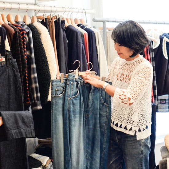 デニム着こなしのコツ、テーパードを女性らしくするコーデとは