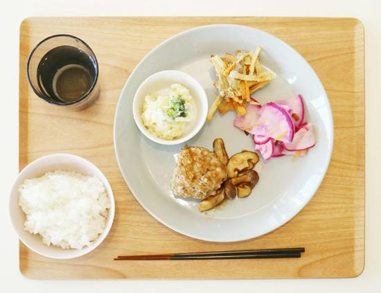 クラシコムの社員食堂】お皿の上にも、紅葉の彩りがやってきました クラシコムの社員食堂】お皿の上にも、紅葉の彩りがやってきました