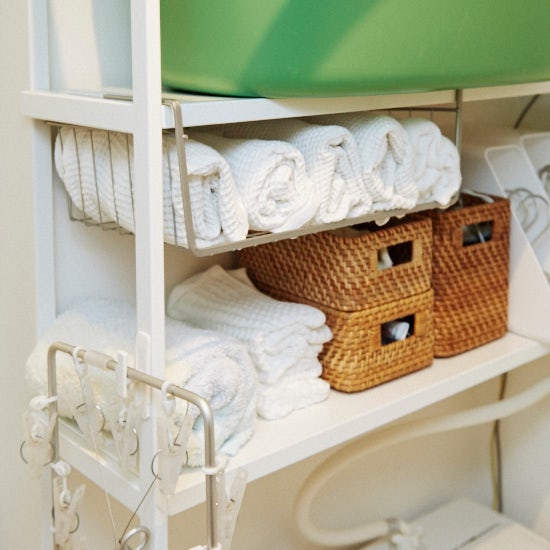 洗濯機周りや横の収納アイデア ハンガーやタオルを取り出しやすく 北欧 暮らしの道具店