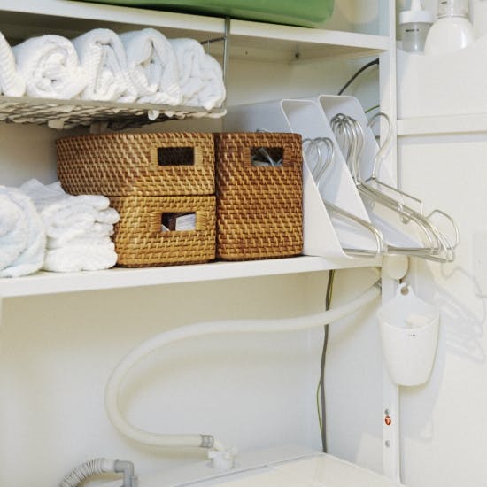 洗濯機周りや横の収納アイデア ハンガーやタオルを取り出しやすく 北欧 暮らしの道具店