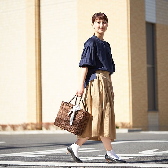 春におすすめの2wayで着れるトップス、ホワイトとネイビーを着て