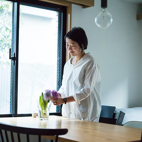 北欧、暮らしの道具店　私らしく、ピンクをまとう　プルオーバー 北欧、暮らしの道具店」好調のオリジナルアパレル、 1型数千枚の