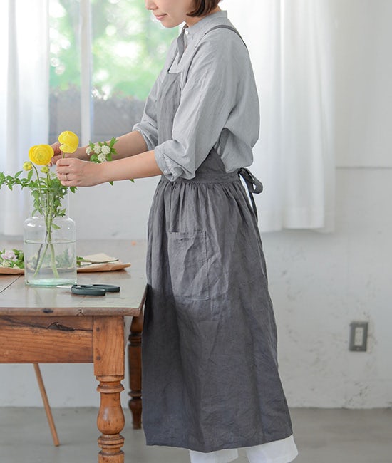 当店限定 憧れのfog Linen Workのリネンで当店だけのエプロンワンピースをつくりました 北欧 暮らしの道具店 当店限定 憧れのfog Linen Workのリネンで当店だけのエプロンワンピースをつくりました 北欧 暮らしの道具店