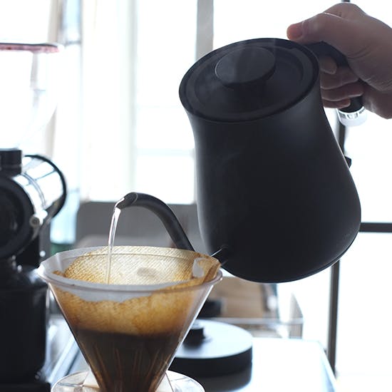 バルミューダの電気ケトルだと、簡単に美味しいコーヒーが淹れられまし