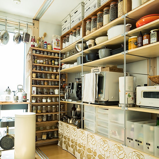 無印良品のユニットシェルフでつくる キッチンのオープン収納術 北欧 暮らしの道具店