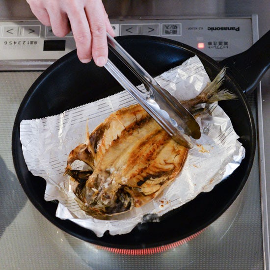 魚焼きグリルを使わない フライパンで おいしい魚の焼き方 北欧 暮らしの道具店