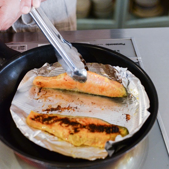 魚焼きグリルを使わない フライパンで おいしい魚の焼き方 北欧 暮らしの道具店