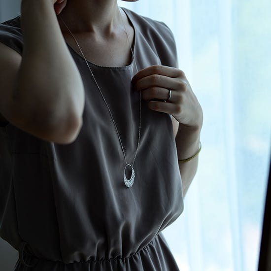 新商品】レースのような見た目にひと目惚れ♪シンプルな装いもこれ一つ