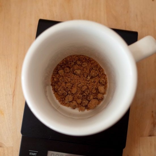 23時の 僕とおやつ お店の味を再現 体も心も温まる 黒糖コーヒー牛乳 の作り方 北欧 暮らしの道具店 23時の 僕とおやつ お店の味を再現 体も心も温まる 黒糖コーヒー牛乳 の作り方 北欧 暮らしの道具店