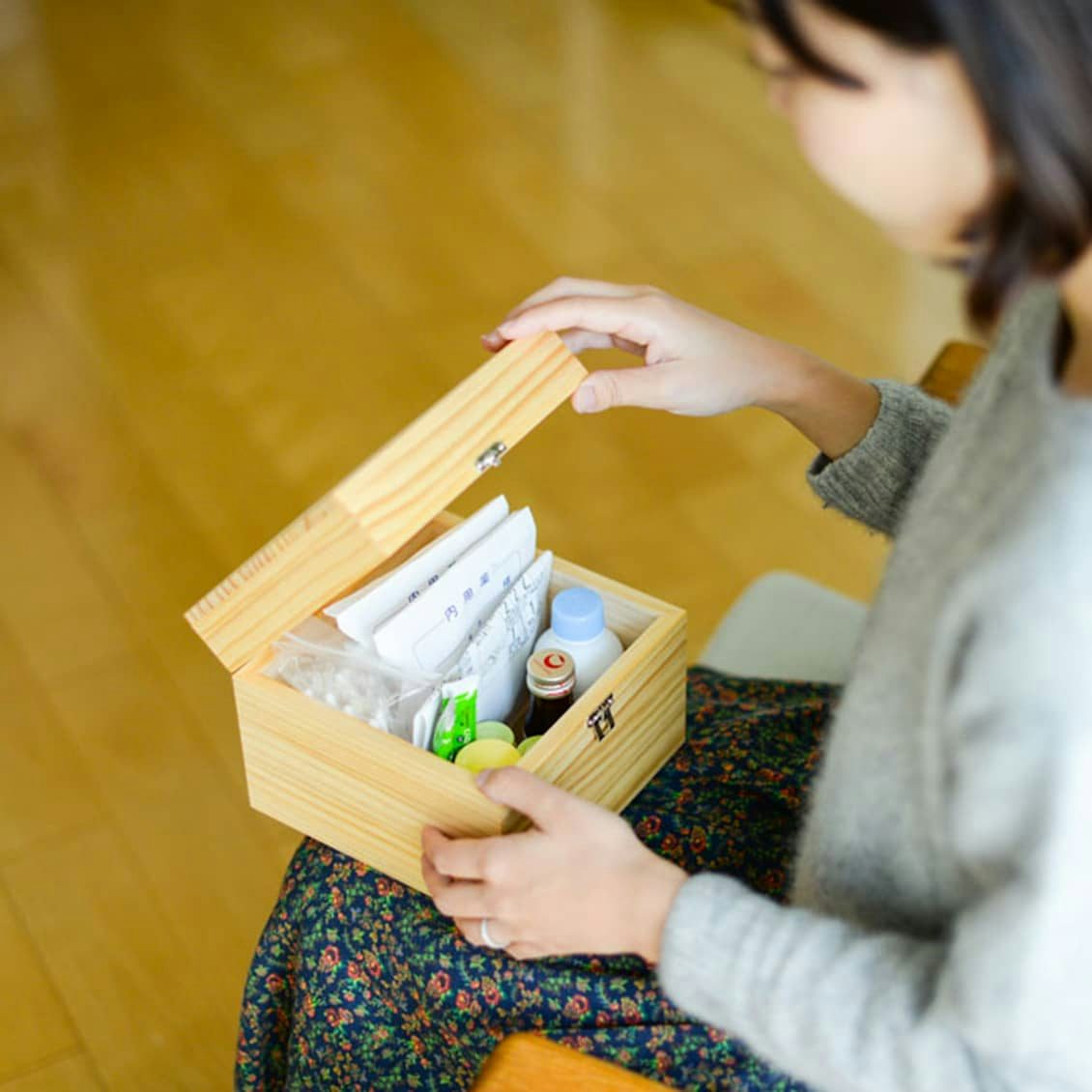 当店別注 こまごま常備薬の指定席に くすり袋がすっきり収まるサイズにこだわった 木の薬箱が新登場です 北欧 暮らしの道具店 当店別注 こまごま常備薬の指定席に くすり袋がすっきり収まるサイズにこだわった 木の薬箱が新登場です 北欧 暮らしの道具店